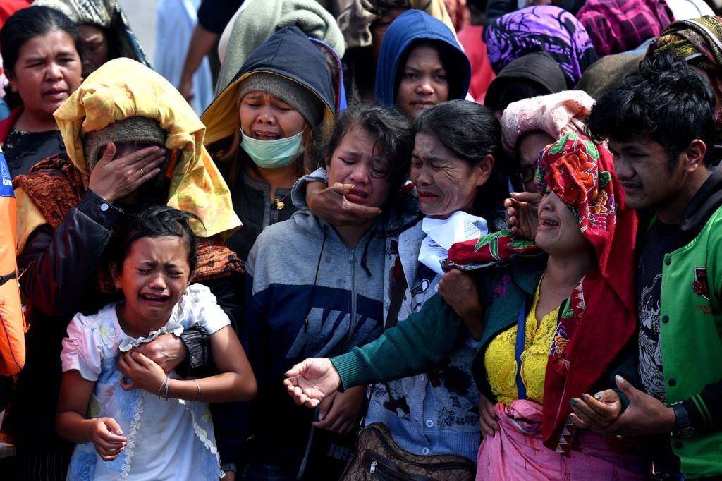Aumenta para 24 o número de mortos em naufrágio na Indonésia