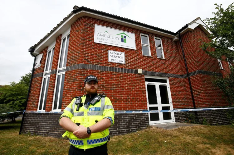 A polícia britânica disse que a força antiterrorista participa na investigação dos dois feridos por uma "substância desconhecia" (Henry Nicholls/Reuters)