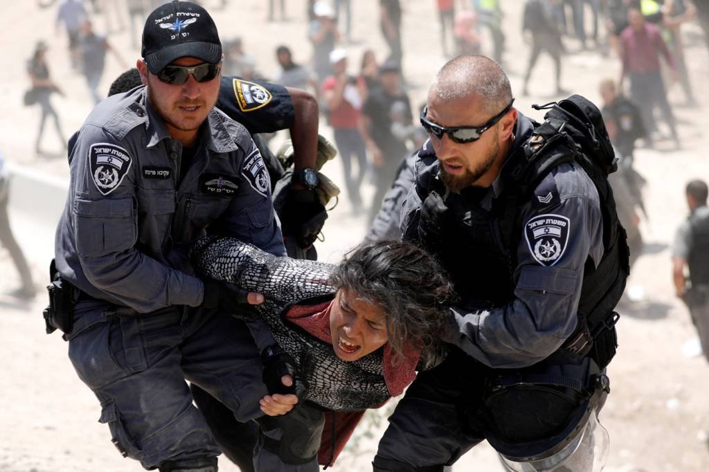 Policiais israelenses e manifestantes se enfrentam em localidade beduína