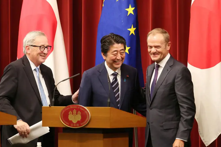 O acordo comercial entre Japão e UE é um sinal de mudança nos laços globais conforme os EUA se distanciam de aliados de longa data como a UE, a Otan e o Canadá (Koji Sasahara/Reuters)