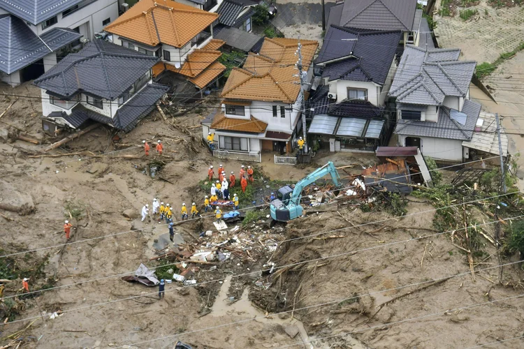 Chove intensamente no país, sobretudo nas cidades de Hiroshima e Ehime (Kyodo/Reuters)