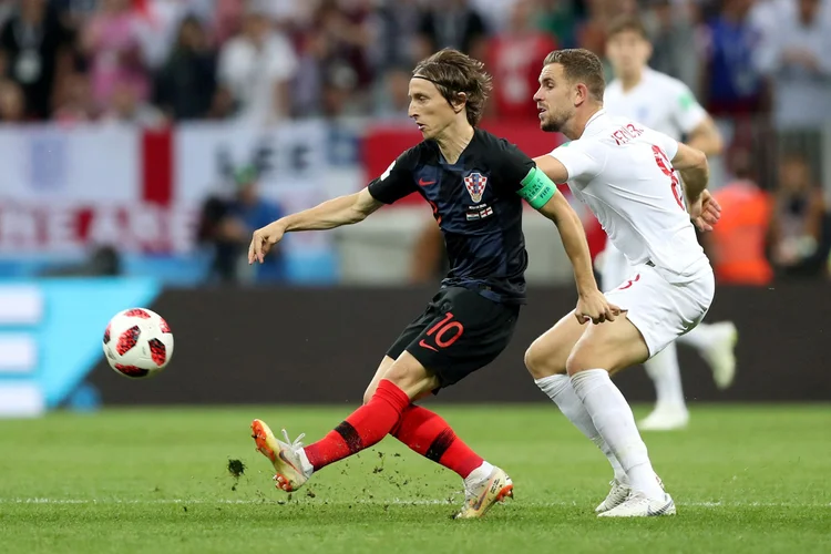 Luka Modric em ação com o inglês Jordan Henderson no Estádio Luzhniki, Moscou: coroa ficará com a França ou com a Croácia (Carl Recine/File Photo/Reuters)