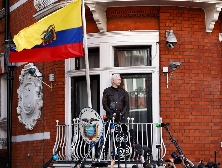 Fundador da WikiLeaks, Julian Assange, na sacada da embaixada do Equador, em Londres (Neil Hall/Reuters)