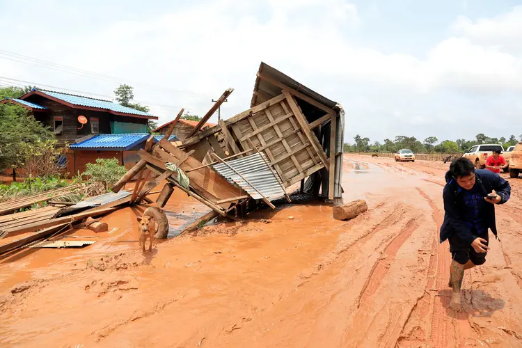 O volume de água lançado pela represa já diminuiu em Laos (Soe Zeya Tun/Reuters)