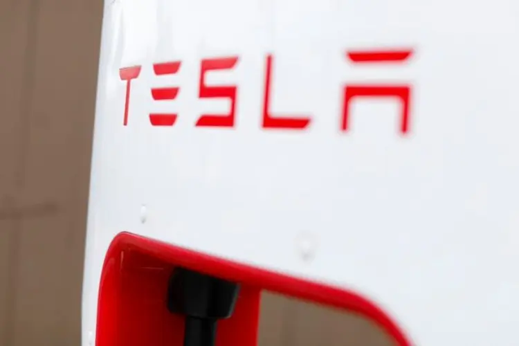 A Tesla pediu a alguns fornecedores que devolvessem pagamentos feitos desde 2016, informou no domingo o Wall Street Journal, citando um memorando (Mike Blake/Reuters)