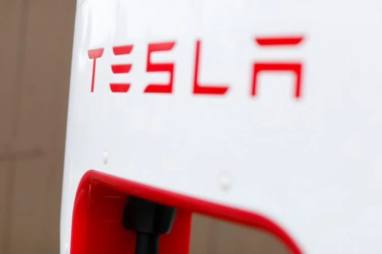 A Tesla disse na semana passada que está cortando os preços dos veículos Model X e Model S na China em uma mudança de estratégia (Mike Blake/Reuters)