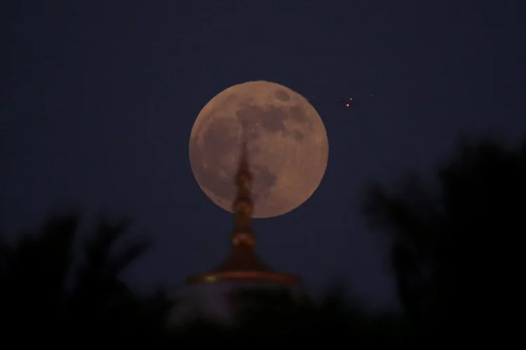 Lua de Sangue: para os paulistas, o eclipse vai durar pouco mais de meia hora (Christoper Pike/Reuters)