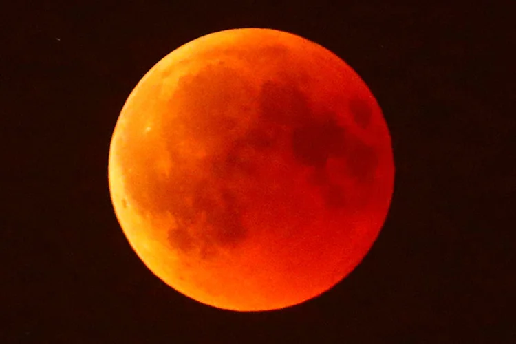 Lua cheia vista durante eclipse lunar no céu de Frankfurt, Alemanha.  (Kai Pfaffenbach/Reuters)