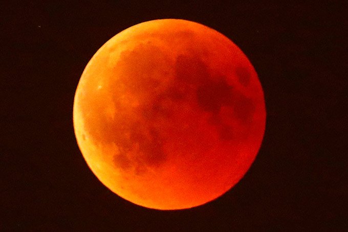 "Lua de sangue" deslumbra amantes da astronomia