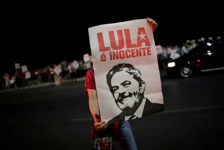 Cartaz em apoio a Lula: manifestantes fizeram 26 dias de greve de fome (Ueslei Marcelino/Reuters)