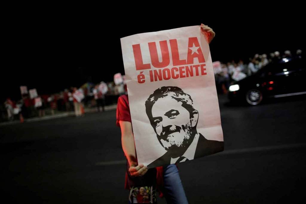 Protesto pró Lula bloqueia um dos eixos da Esplanada dos Ministérios