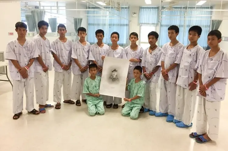 Tailândia: os meninos e seu treinador estão internados em um hospital na cidade de Chiang Rai desde que foram resgatados (Chiang Rai Prachanukroh Hospital e Ministério da Saúde Pública/Reuters)