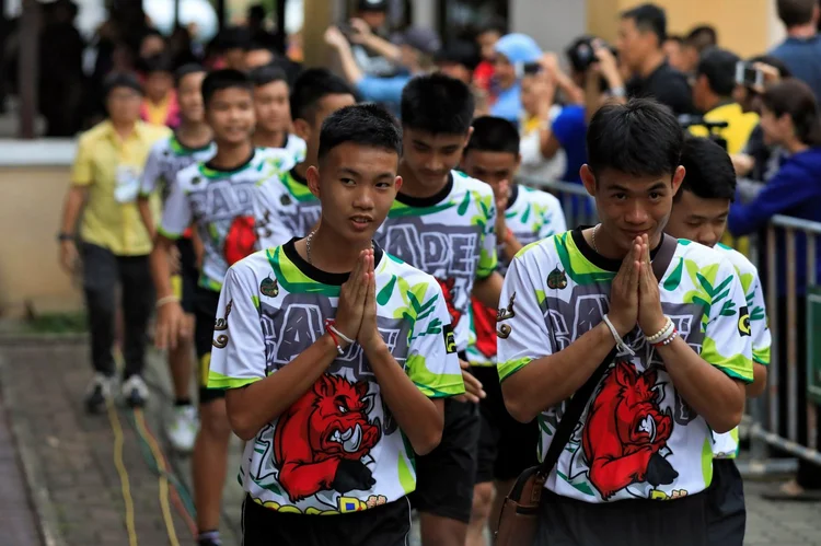 Os 12 garotos e seu treinador que foram resgatados de uma caverna inundada chegam para coletiva de imprensa em Chiang Rai, na Tailândia. REUTERS/Soe Zeya Tun (Soe Zeya Tun/Reuters)