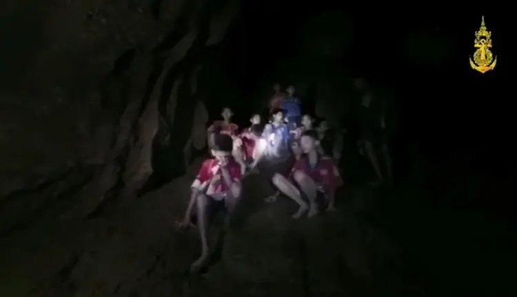 Os 12 adolescentes e o técnico de futebol foram encontrados com vida ontem (2), após mais de nove dias em uma caverna na Tailândia (Marinha da Tailândia/Reuters)