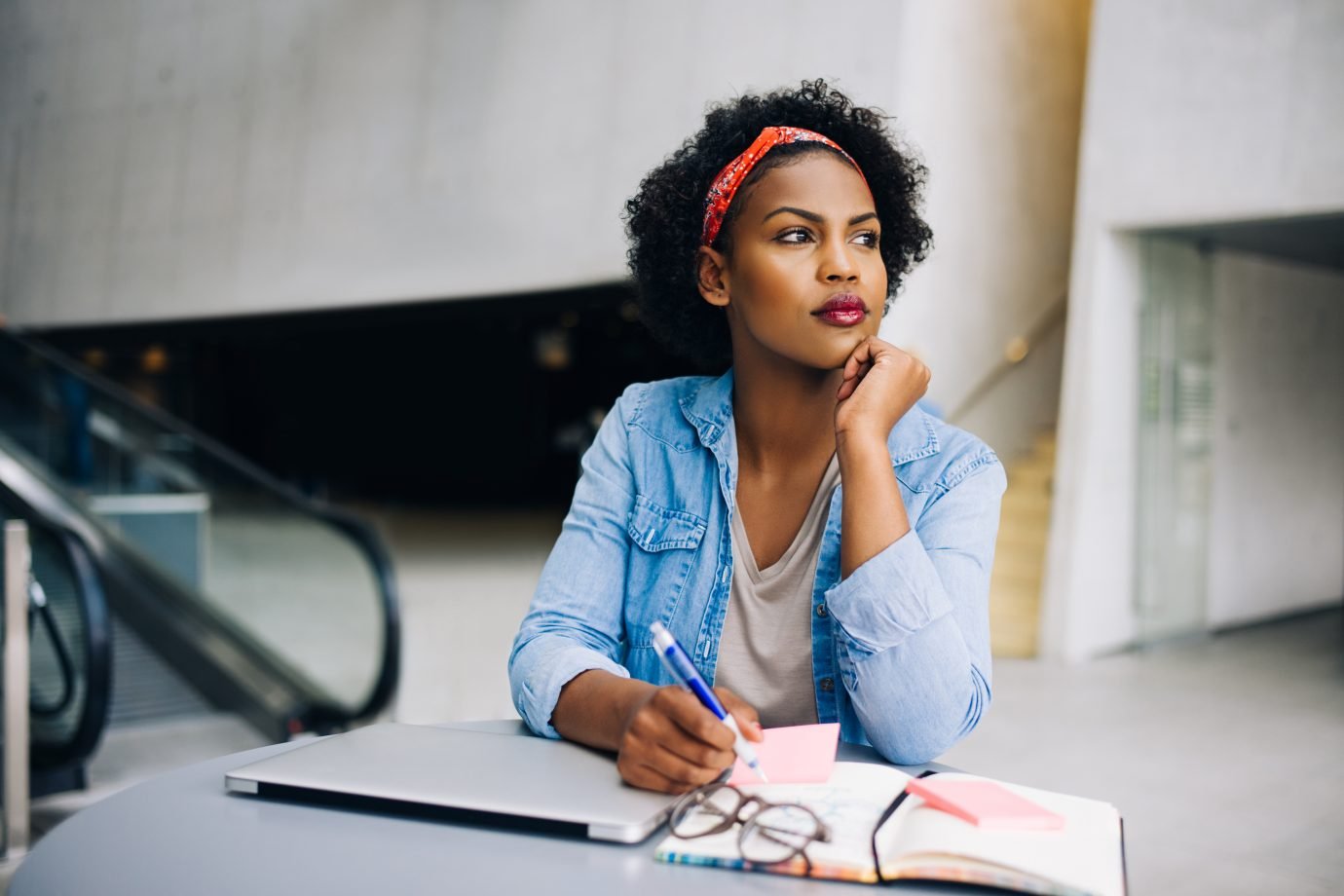 Quase metade das mulheres negras sofreram racismo em entrevistas de emprego, diz pesquisa