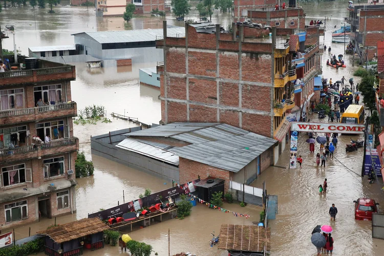 As inundações na cidade de Bhaktapur mataram três pessoas da mesma família (Navesh Chitrakar/Reuters)