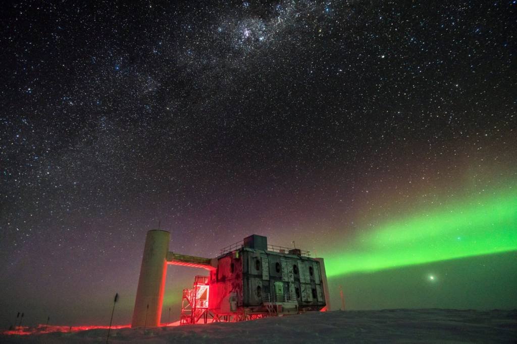 Neutrinos: o detector IceCube conseguiu a primeira detecção de neutrinos cósmicos de alta energia em 2013, e começou a distribuir alertas de novos neutrinos em abril de 2016 (Martin Wolf/IceClube/Reuters)