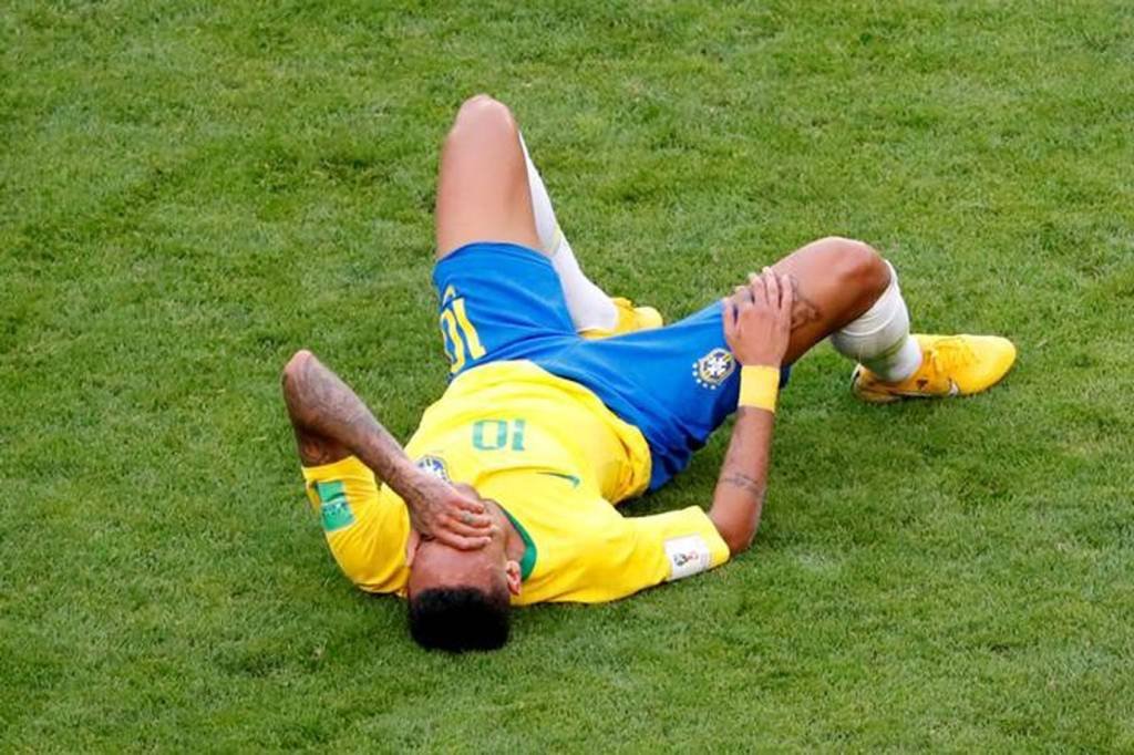 Neymar foi criticado por simular faltas, rolar em campo e exagerar em suas quedas (David Gray/Reuters)
