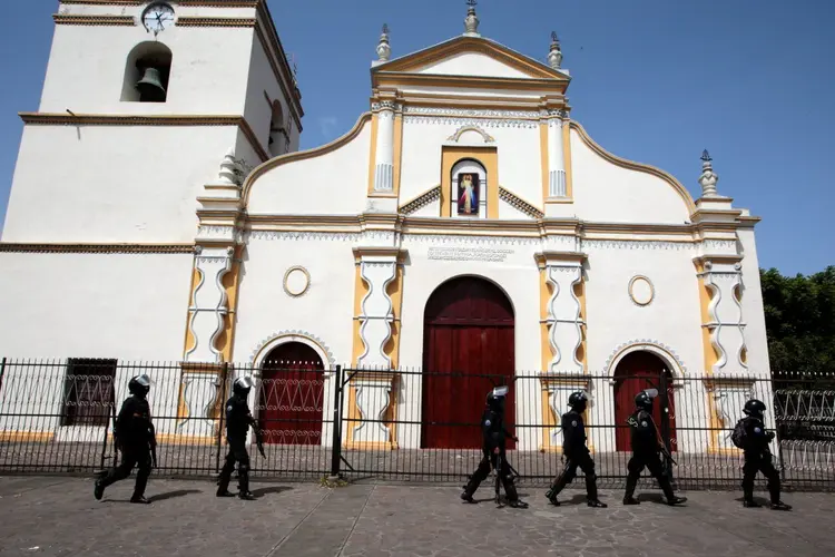 Membros de força de segurança da Nicarágua passam em frente a igreja em Masaya: estudantes morreram baleados na cabeça, um dentro da igreja e o outro atrás de uma barricada (Oswaldo Rivas/Reuters)