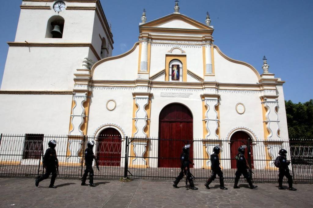 2 estudantes entrincheirados em igreja são mortos na Nicarágua