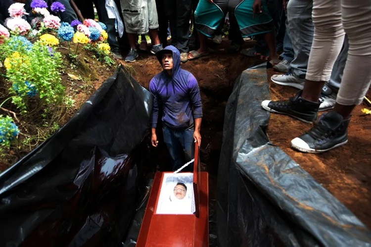 Nicarágua: parentes e amigos participam de enterro de Esteban Medina, que morreu durante uma ação do governo, na segunda-feira; mais de 300 pessoas morreram em protestos (Oswaldo Rivas/Reuters)