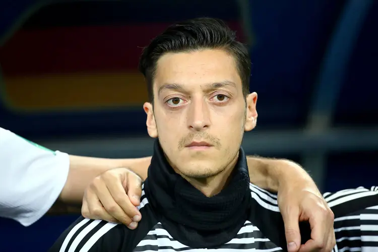 A chanceler federal respeita a decisão de Mesut Özil, e têm grande consideração a ele como jogador de futebol, informou o porta-voz do governo (Michael Dalder/Reuters)