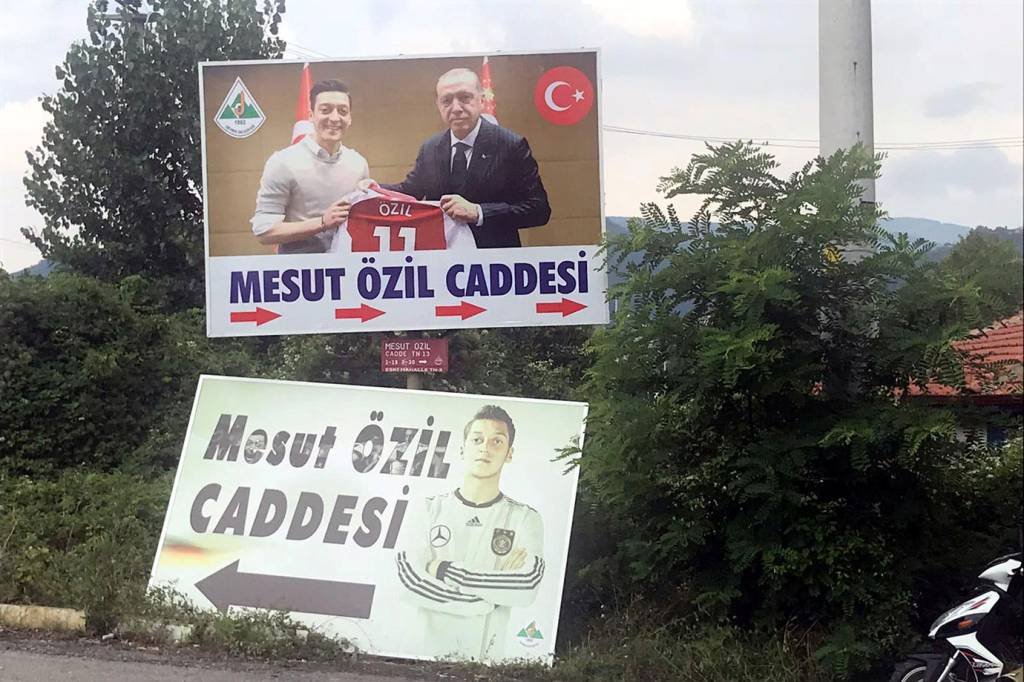 Cidade da família de Ozil na Turquia muda placa em apoio ao jogador
