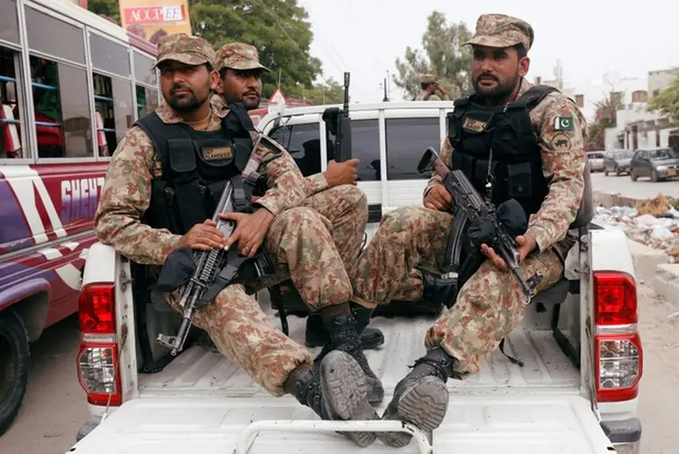 Paquistão: Soldados do Exército patrulham um ponto de distribuição de material eleitoral (Akhtar Soomro/Reuters)