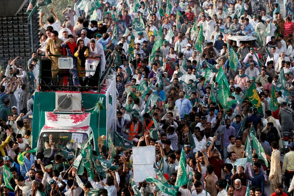 Atentados contra comícios deixam 89 mortos no Paquistão