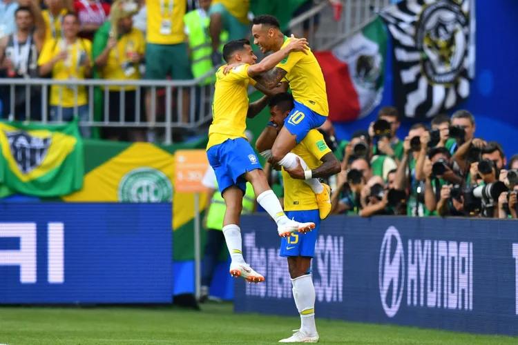 Philippe Coutinho, Neymar e Paulinho: torcida por vitórias do Brasil em Copas do Mundo se espalha pelo planeta (Dylan Martinez/Reuters)