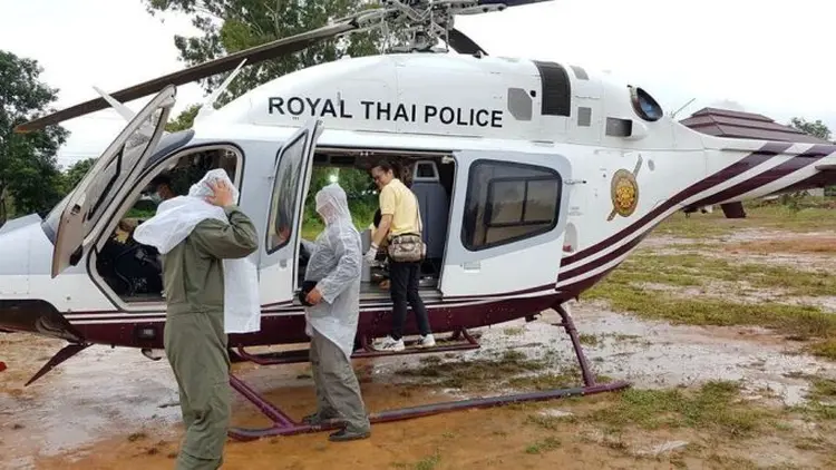 Equipes de resgate preparam o transporte para a evacuação dos meninos e seu treinador de futebol. Oito meninos já foram resgatados e estão bem de saúde (Police Thailand News/Reprodução)