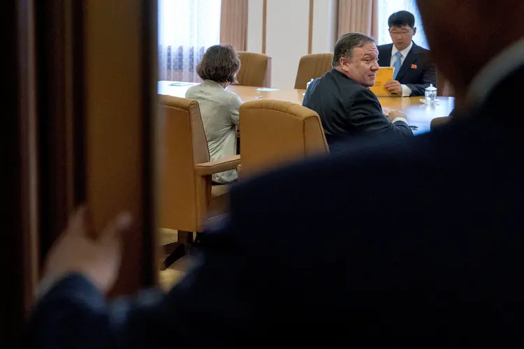 Mike Pompeo, secretário de Estado, em encontro com Kim Yong Chol, oficial sênior e ex-chefe de inteligência, em Pyongyang, na Coreia do Norte, em 07/07/2017  (Andrew Harnik/Reuters)