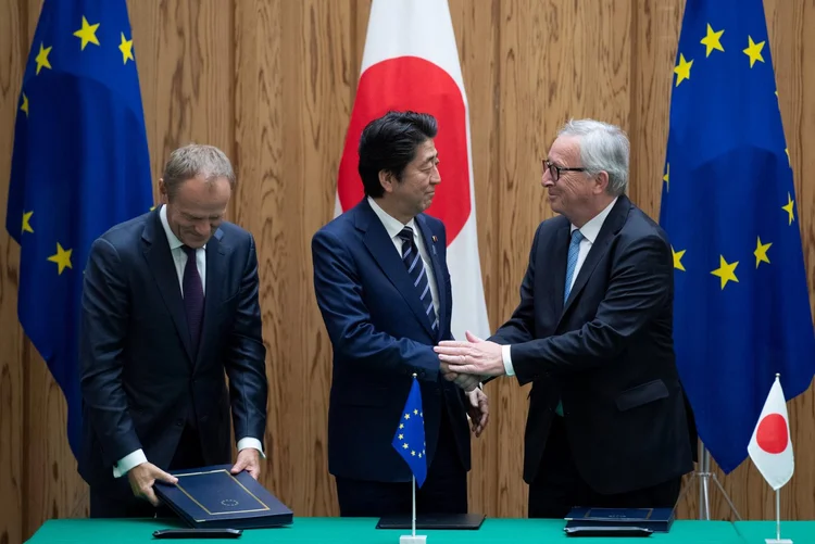 Premier do Japão Shinzo Abe com o presidente da CE Jean Claude Juncker: tratado vai liberar 91% das importações da UE para o Japão (Martin Bureau/Reuters)