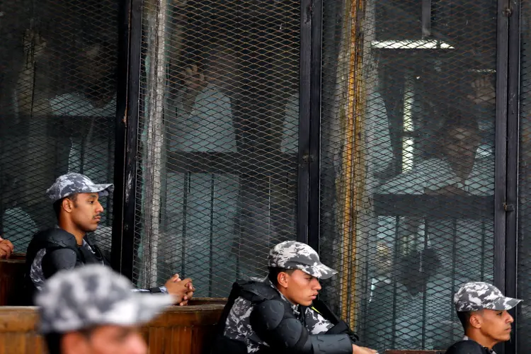 Entre os presos que devem ser executados estão alguns líderes da Irmandade Muçulmana, o partido que chegou ao poder com a rebelião pró-democracia em 2011 (Amr Abdallah Dalash/Reuters)