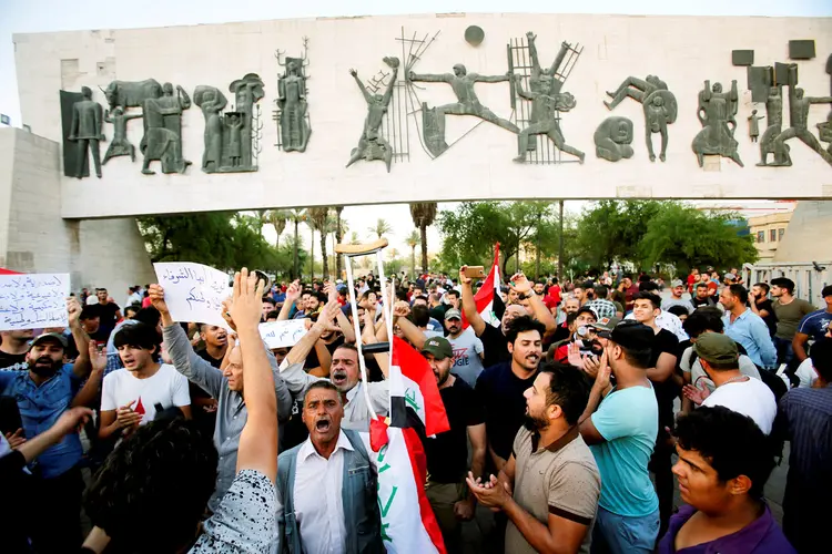 Os protestos em cidades do sul do país foram provocados pela precariedade dos serviços básicos (Khalid Al-Mousily/Reuters)
