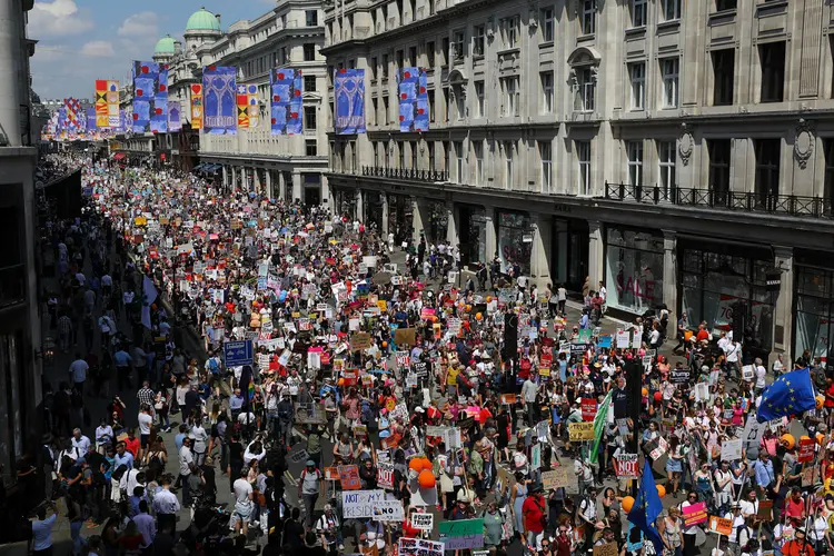 Os protestos acontecem durante a primeira visita oficial de Trump ao Reino Unido (Simon Dawson/Reuters)