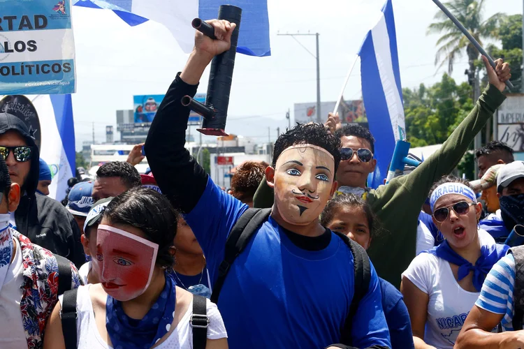 A lei impõe uma pena de entre 15 a 20 anos de prisão pelo crime de "terrorismo" (Oswaldo Rivas/Reuters)