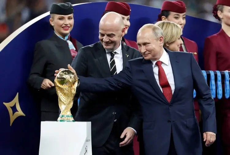 Putin e a Copa, em Moscou: mundial ajudou a mostrar que o isolamento imposto pelo Ocidente não dado o retorno esperado (Damir Sagoji/Reuters)