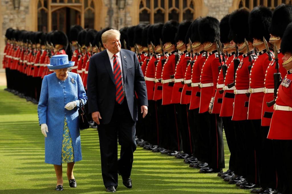 Trump vai ao castelo Windsor para tomar chá com a rainha Elizabeth II