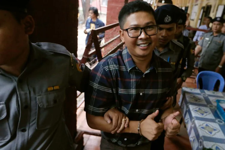 Wa Lone disse que a polícia impediu que ele e Kyaw Soe Oo dormissem por mais de dois dias (Ann Wang/Reuters)