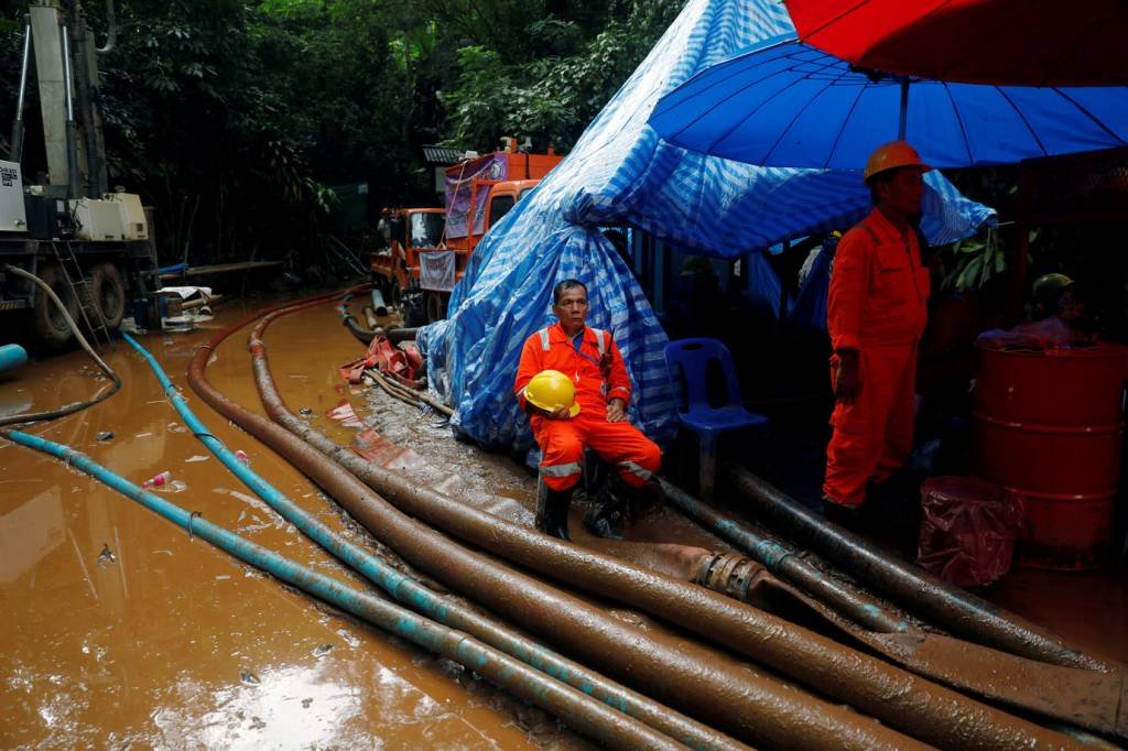 Resgate drena água da caverna para socorrer meninos na Tailândia