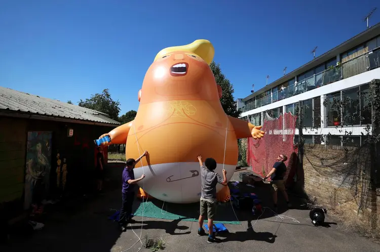 Um inflável Baby Trump: mais de 50 mil pessoas assinaram um protesto na Trafalgar Square, no centro de Londres, contra a visita de Trump. E um balão cheio de hélio está à sua espera (Simon Dawson/Reuters)