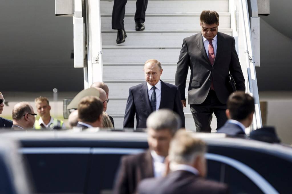 Putin aterrissa em Helsinque para reunião com Donald Trump