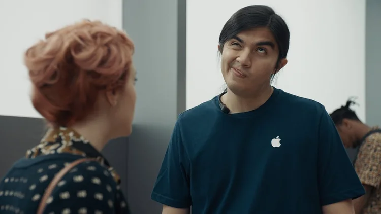 Comercial da Samsung: piadas com design da Apple (Samsung/Reprodução)