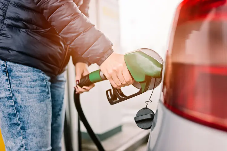 Gasolina: valor caiu de R$ 2,032 para R$ 1,997 (djedzura/Thinkstock)