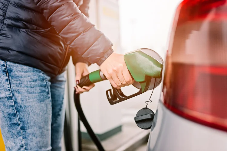 Em São Paulo, maior consumidor do país e com mais postos pesquisados, o litro da gasolina subiu 0,10% (djedzura/Thinkstock)