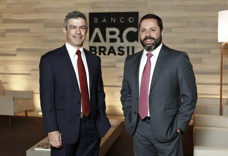 Sergio Lulia e Gustavo Machado, do banco ABC: ideia é ter poucos, mas bons produtos na vitrine (Banco ABC/Divulgação)