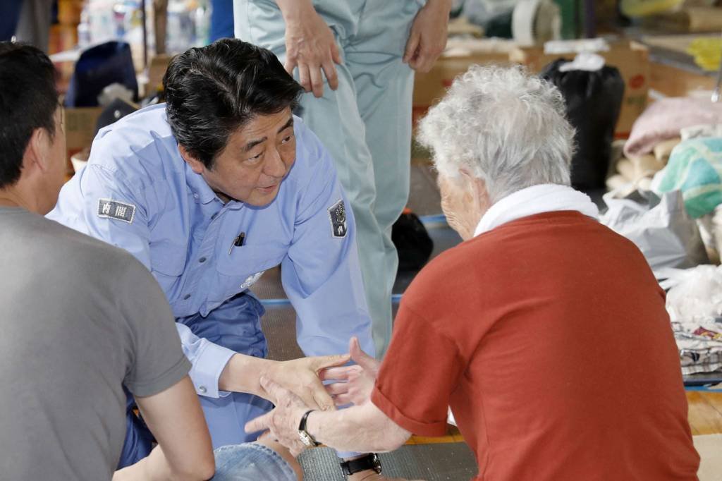 Primeiro-ministro japonês visita sobreviventes das fortes chuvas