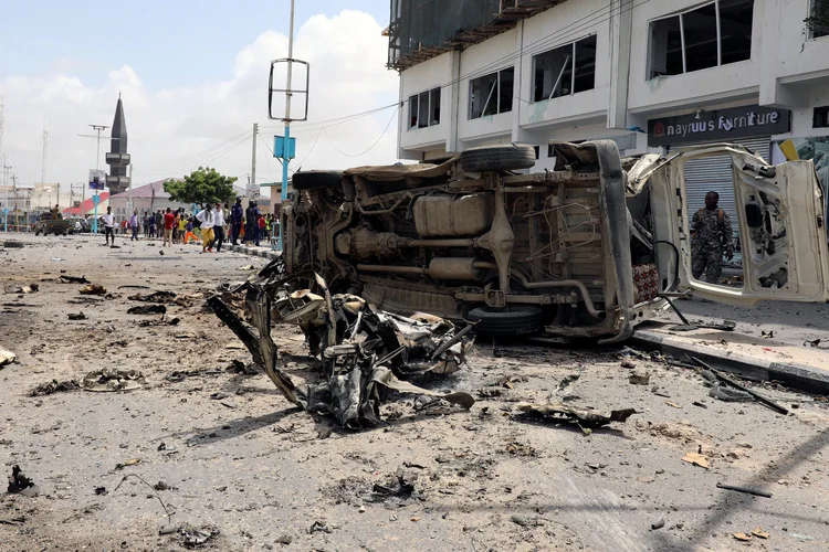 Veículos destruídos perto de onde explodiu o carro-bomba na capital da Somália (Feisal Omar/Reuters)