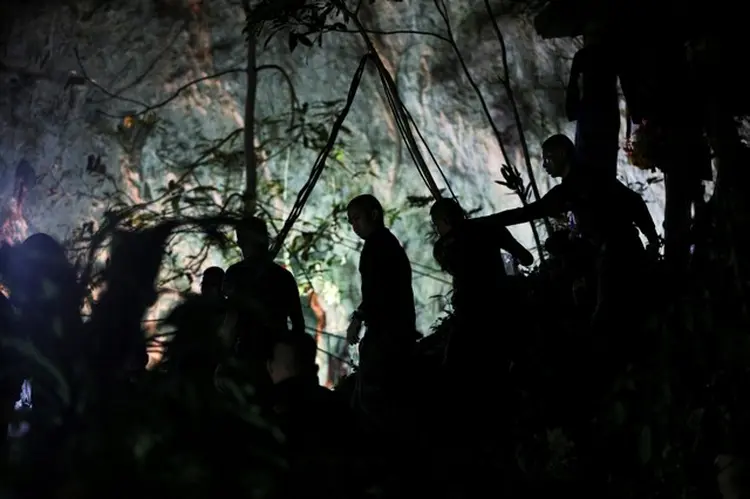 Tailândia: socorristas são vistos no complexo de cavernas onde o resgate de doze meninos e de seu treinador é realizado   (Athit Perawongmetha/Reuters)